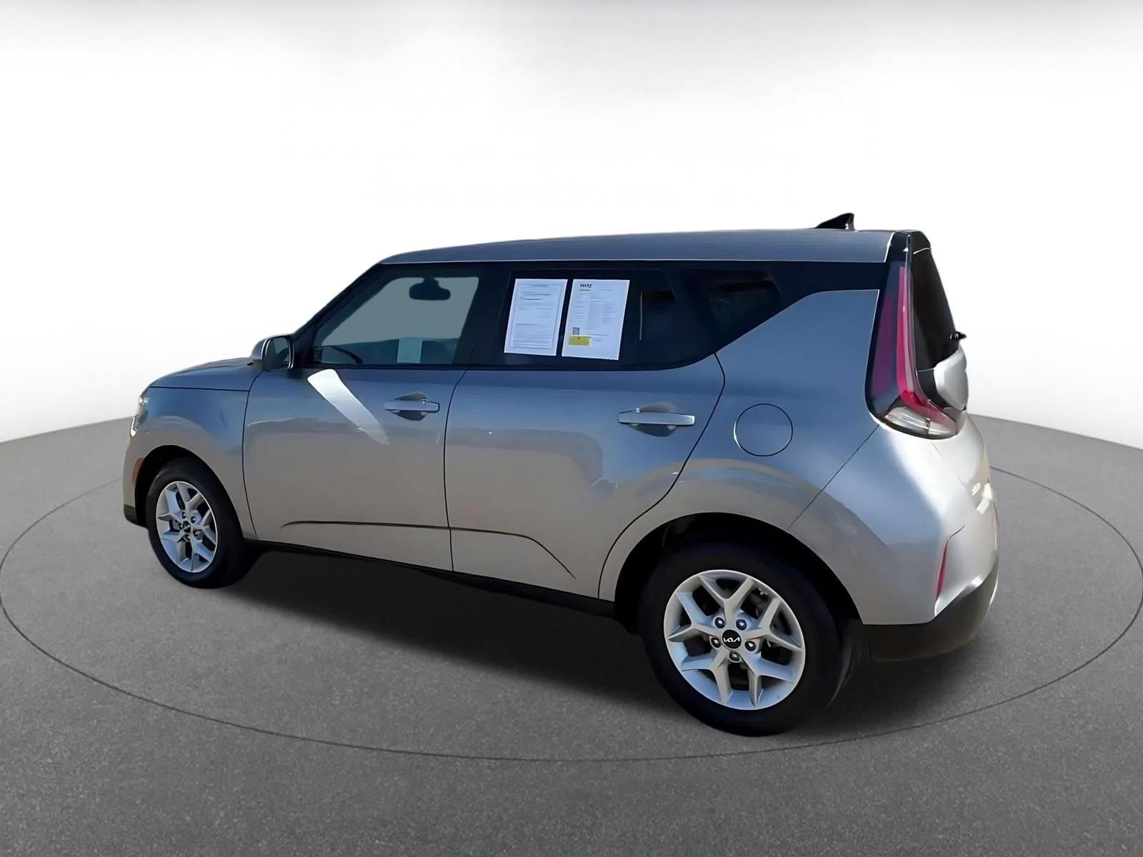 Used 2025 Kia Soul LX w/ LX Technology Package FWD image 10