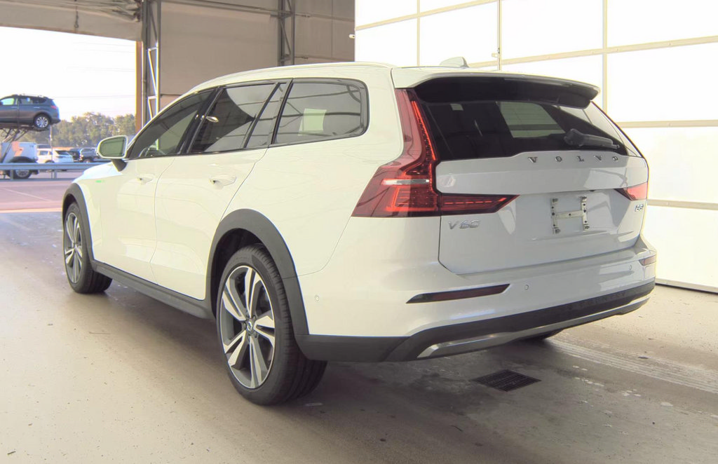 Used 2025 Volvo V60 B5 Cross Country Plus AWD/4WD image 5