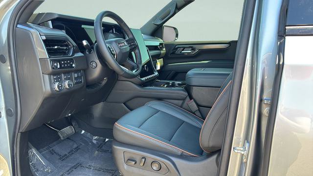 Used 2025 GMC Yukon AT4 w/ AT4 Premium Plus Package AWD/4WD image 9