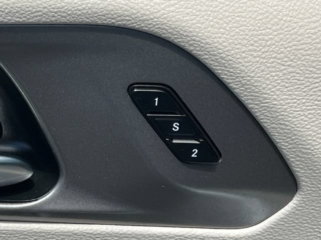 Used 2023 Chrysler Pacifica Touring-L FWD image 17
