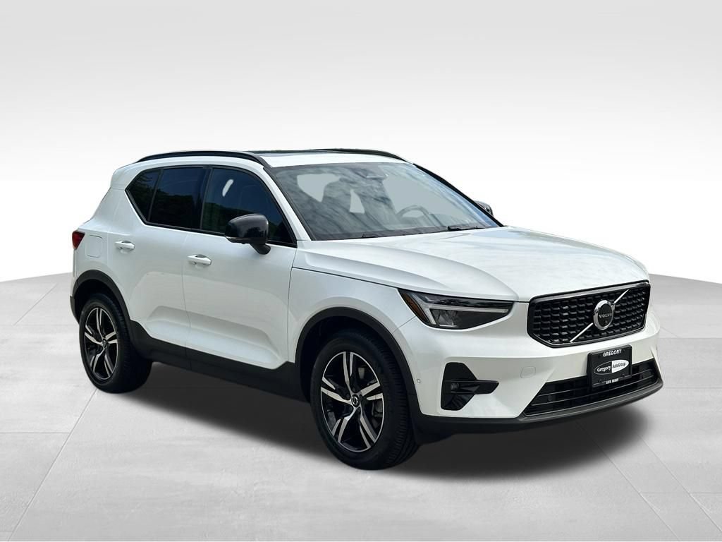 Used 2023 Volvo XC40 B5 Plus AWD/4WD image 5