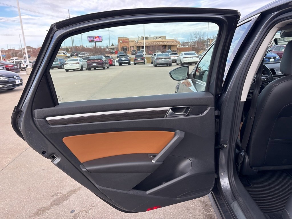 Used 2018 Volkswagen Passat 2.0T SEL Premium image 35