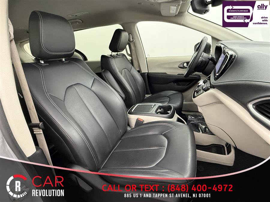 Used 2023 Chrysler Pacifica Touring-L FWD image 39