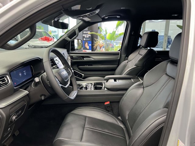 Used 2025 Jeep Wagoneer 4WD image 15