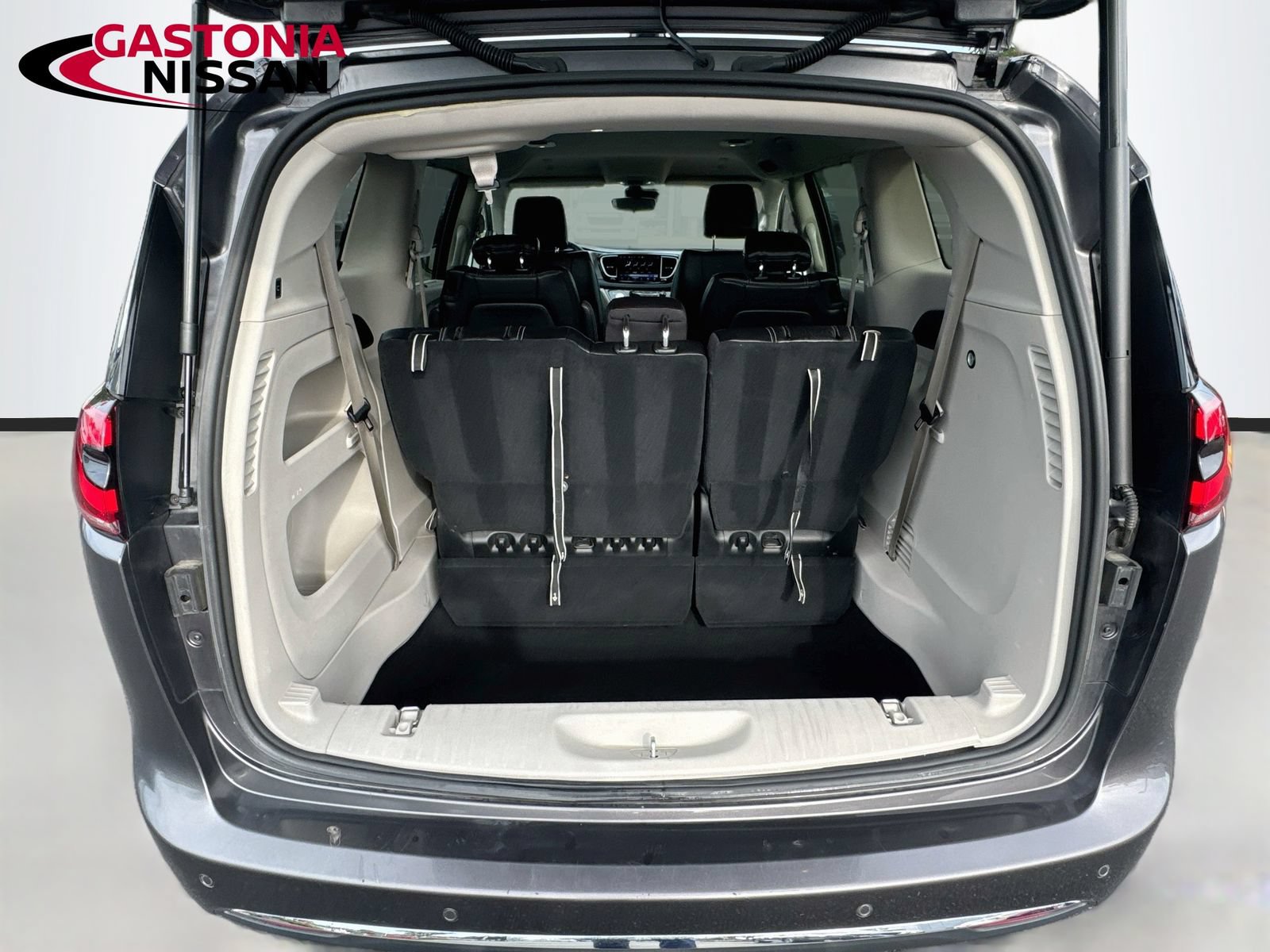 Used 2023 Chrysler Pacifica Touring-L FWD image 33