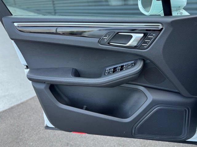 Certified 2026 Porsche Macan AWD/4WD image 13