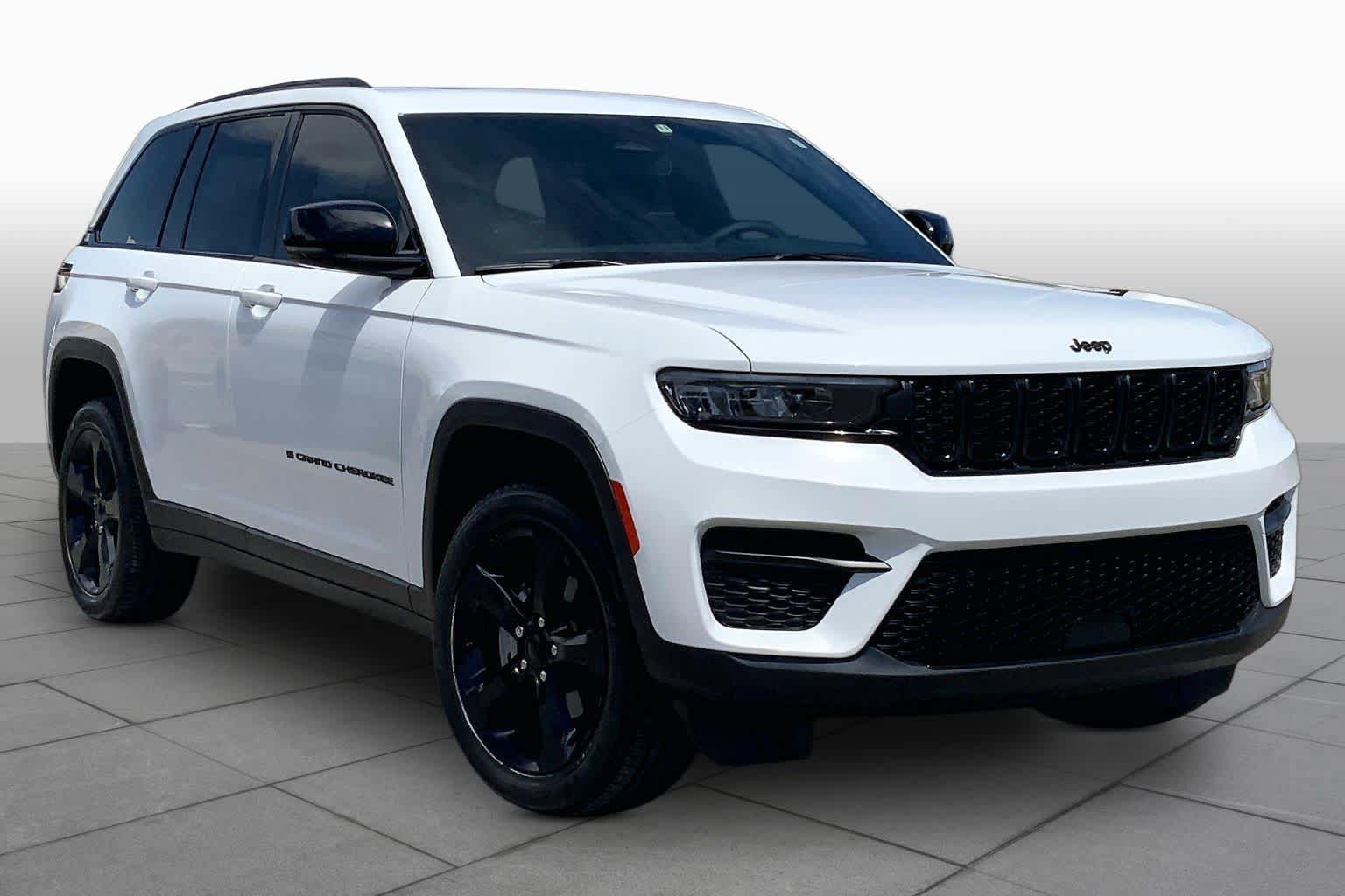 Used 2024 Jeep Grand Cherokee Altitude AWD/4WD image 3