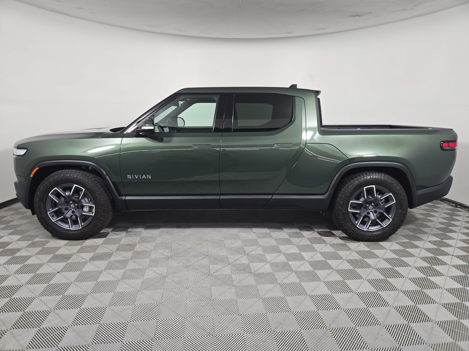 Used 2024 Rivian R1T Adventure Dual AWD/4WD image 2