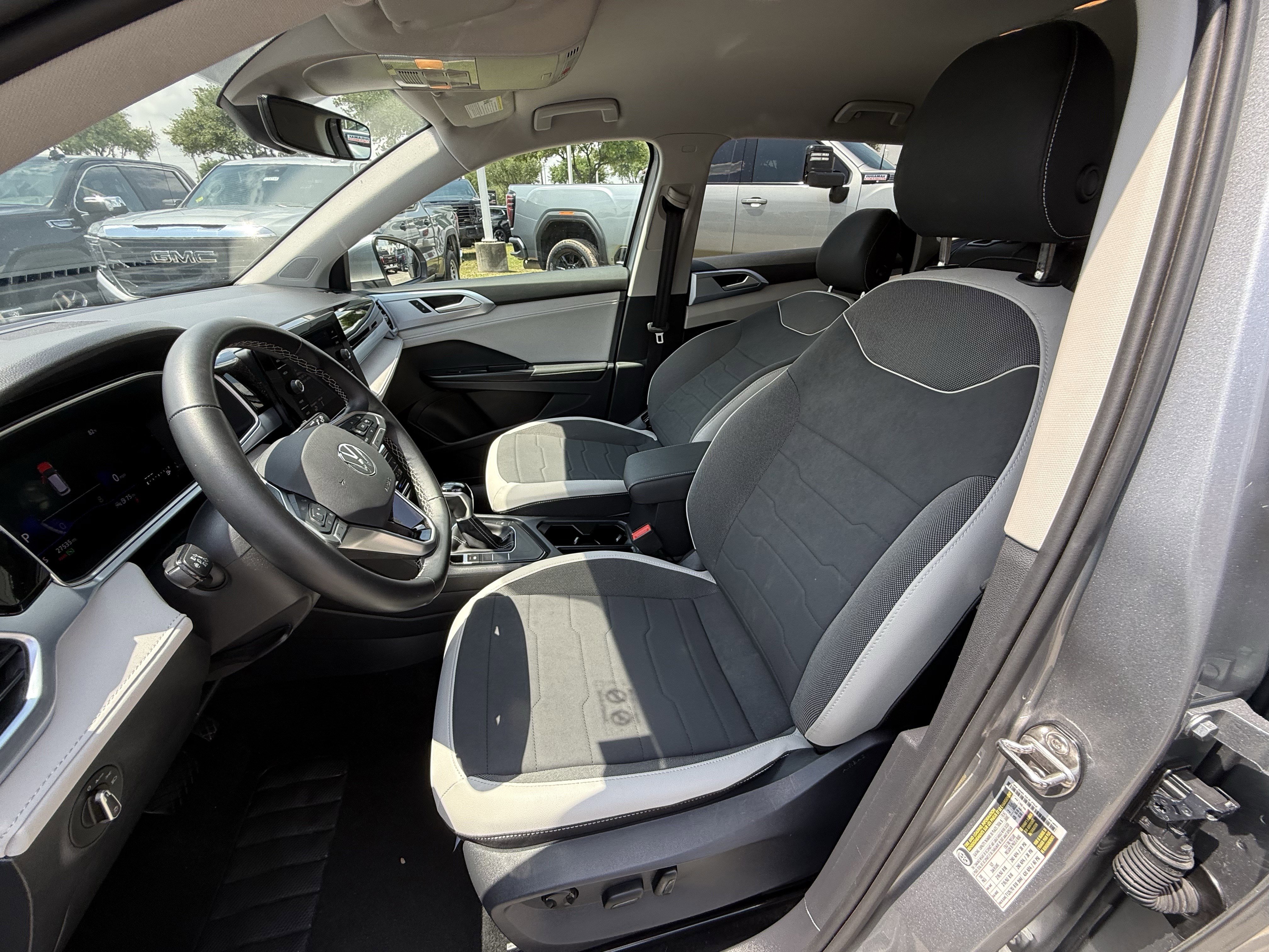Used 2025 Volkswagen Taos SE FWD image 27