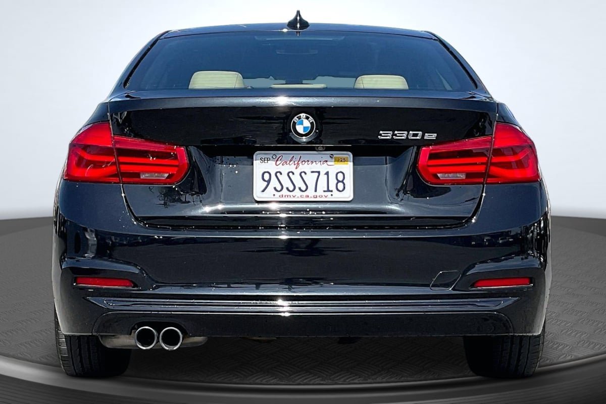 Used 2018 BMW 330e w/ Convenience Package RWD image 4