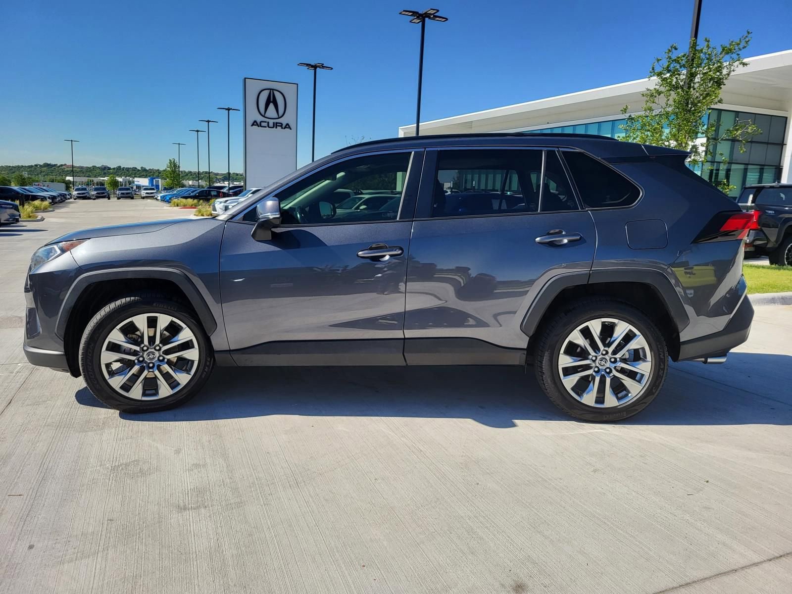 Used 2019 Toyota RAV4 XLE Premium image 3