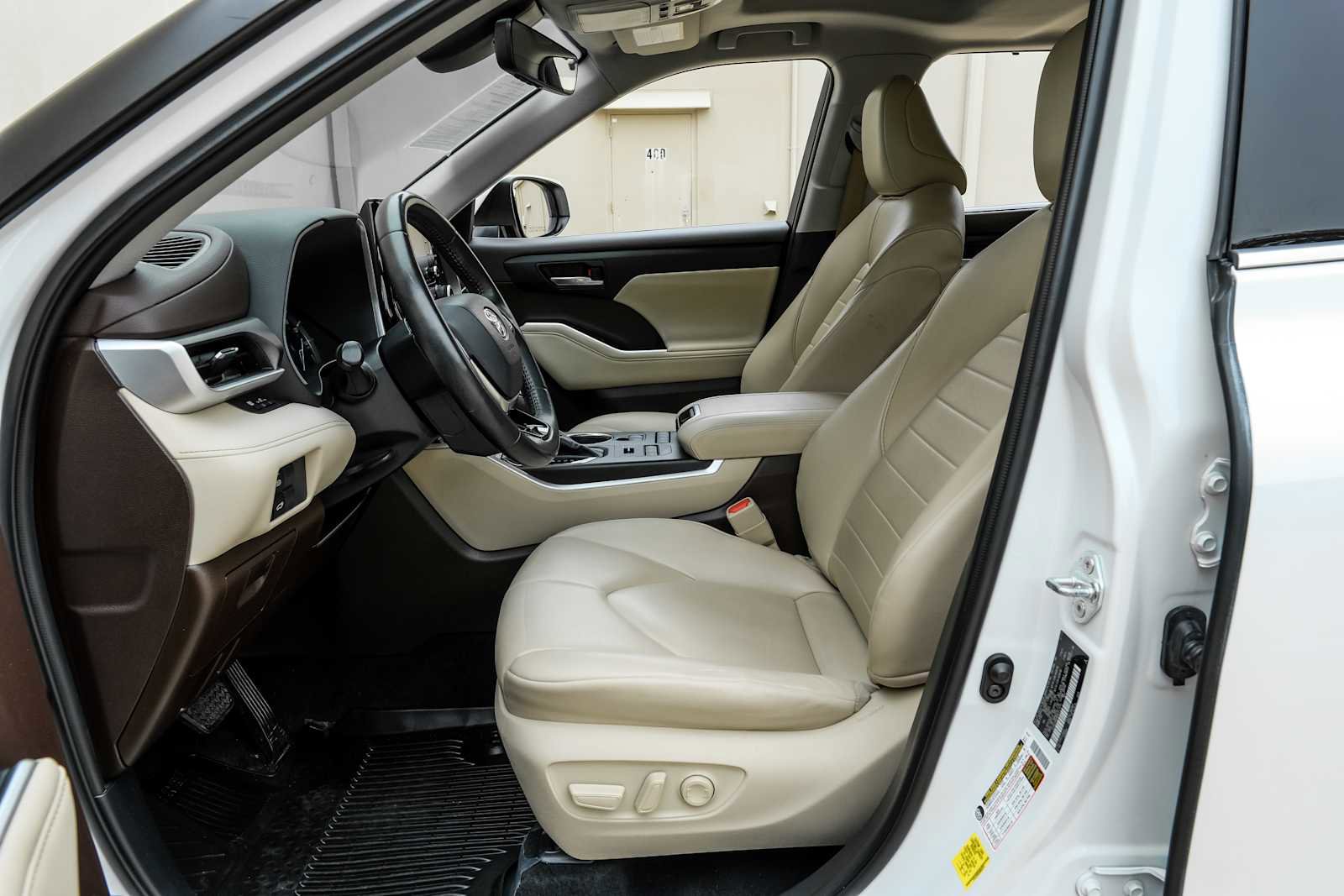 Used 2021 Toyota Highlander XLE image 4