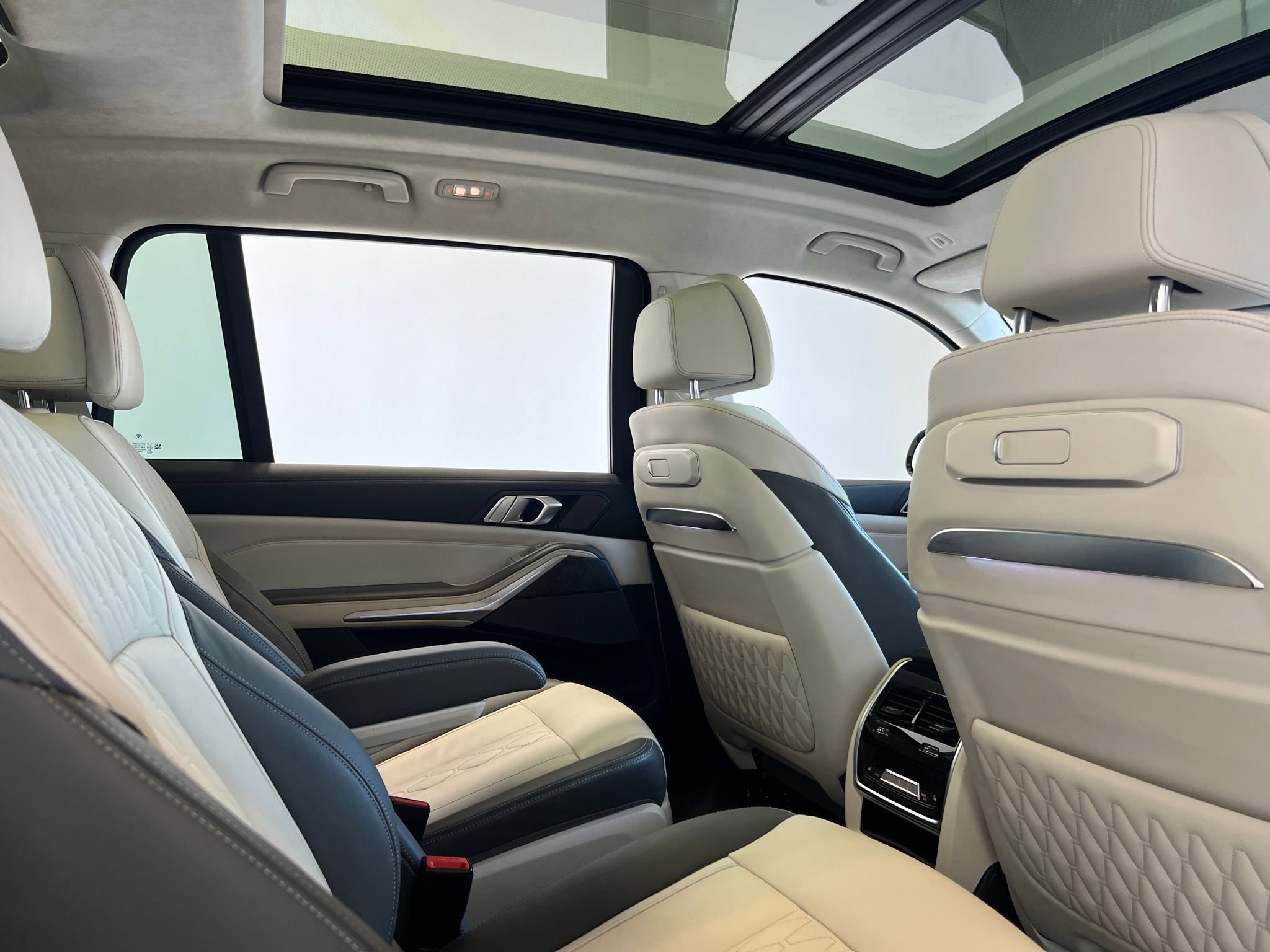 Used 2024 BMW X7 xDrive40i w/ Executive Package image 25