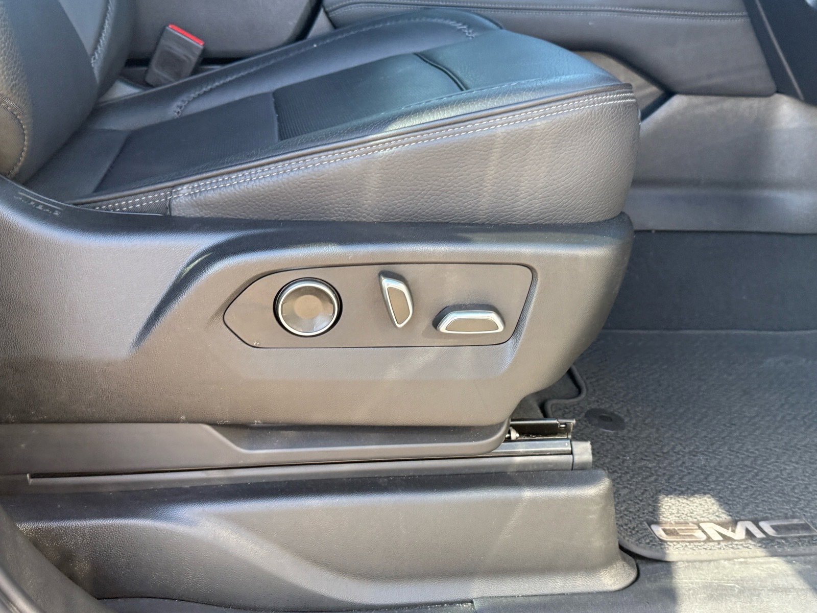 Used 2025 GMC Yukon Denali image 12