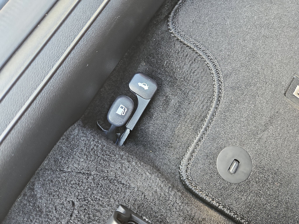 Certified 2025 Hyundai Elantra Limited FWD image 30