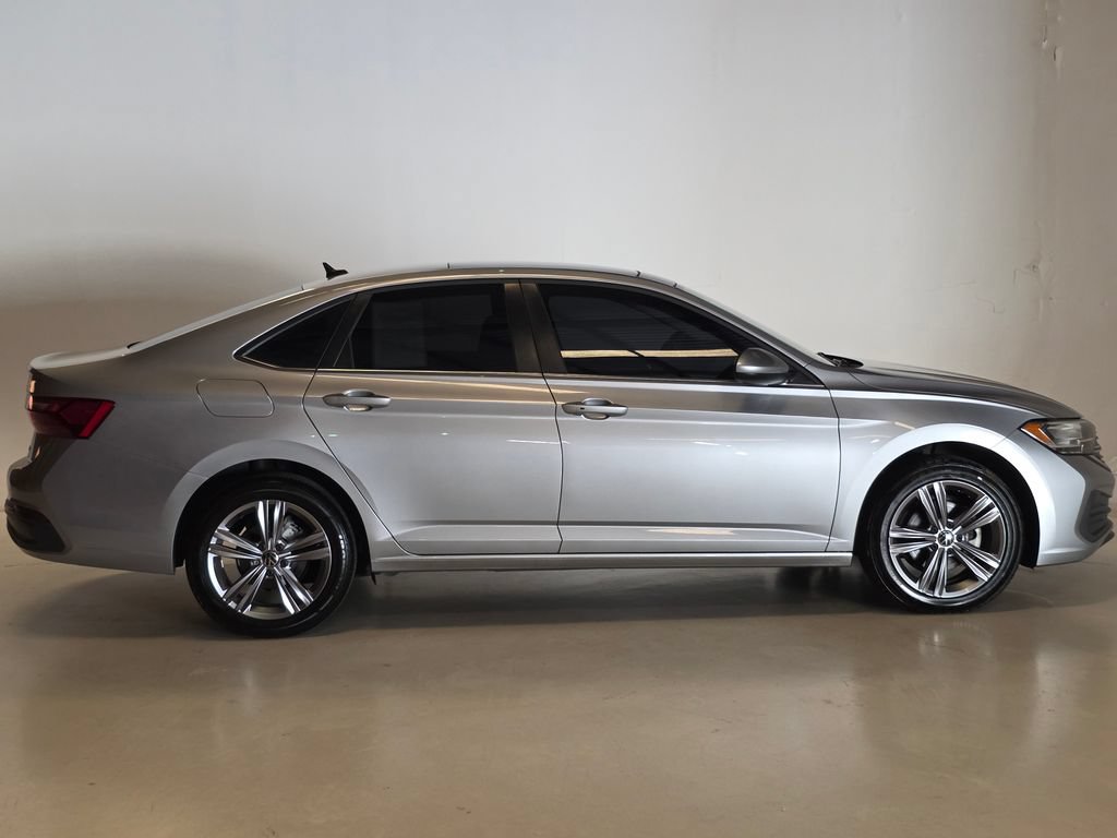 Used 2023 Volkswagen Jetta SE FWD image 4