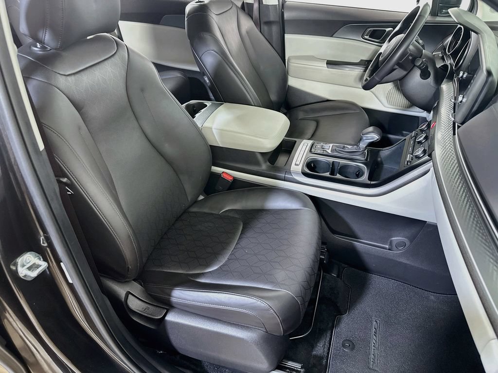 Certified 2024 Kia Carnival LX FWD image 14