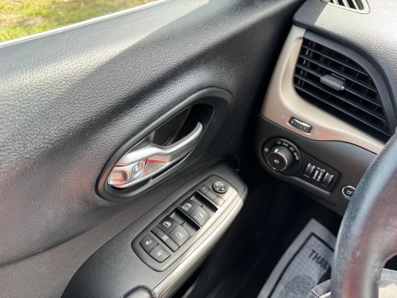 Used 2017 Jeep Cherokee Latitude w/ Comfort/Convenience Group FWD image 50