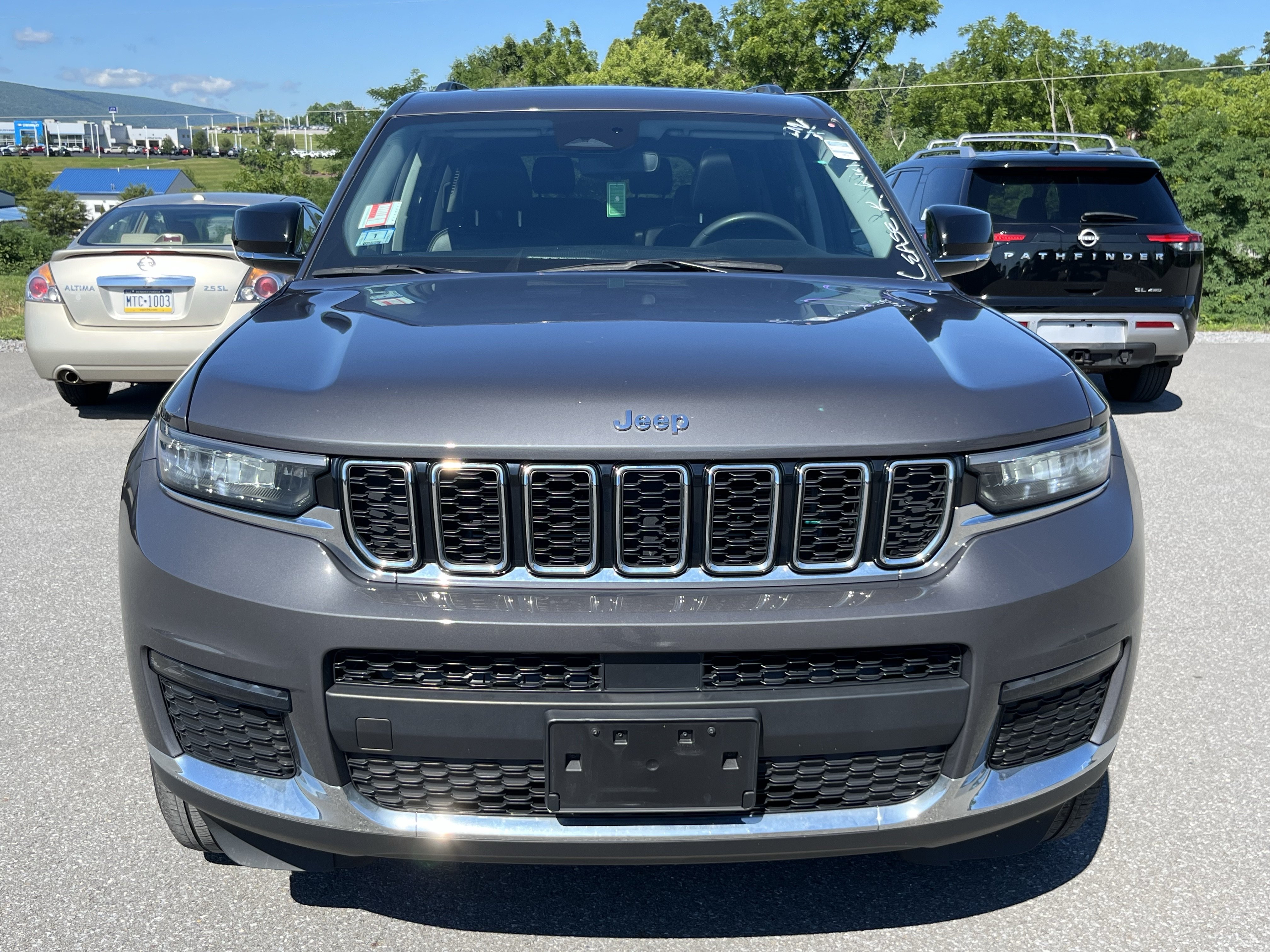 Used 2023 Jeep Grand Cherokee L Limited AWD/4WD image 2
