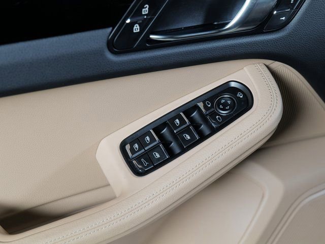 Certified 2025 Porsche Macan image 30