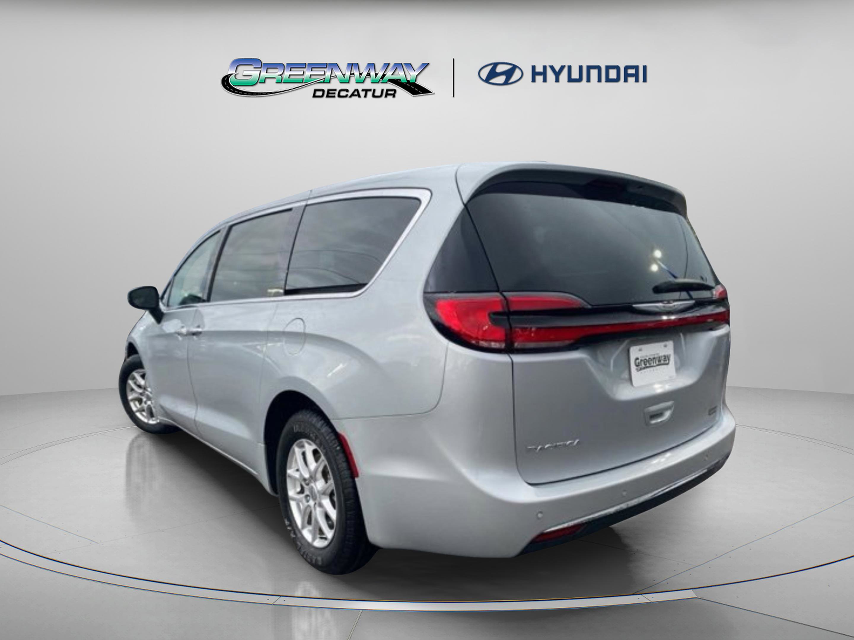 Used 2023 Chrysler Pacifica Touring-L image 6