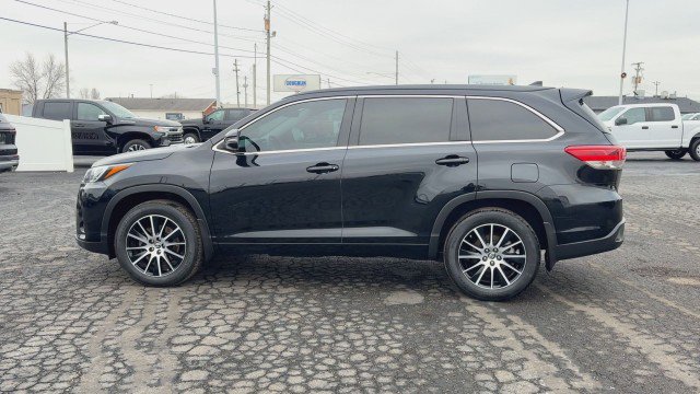 Used 2017 Toyota Highlander SE image 6