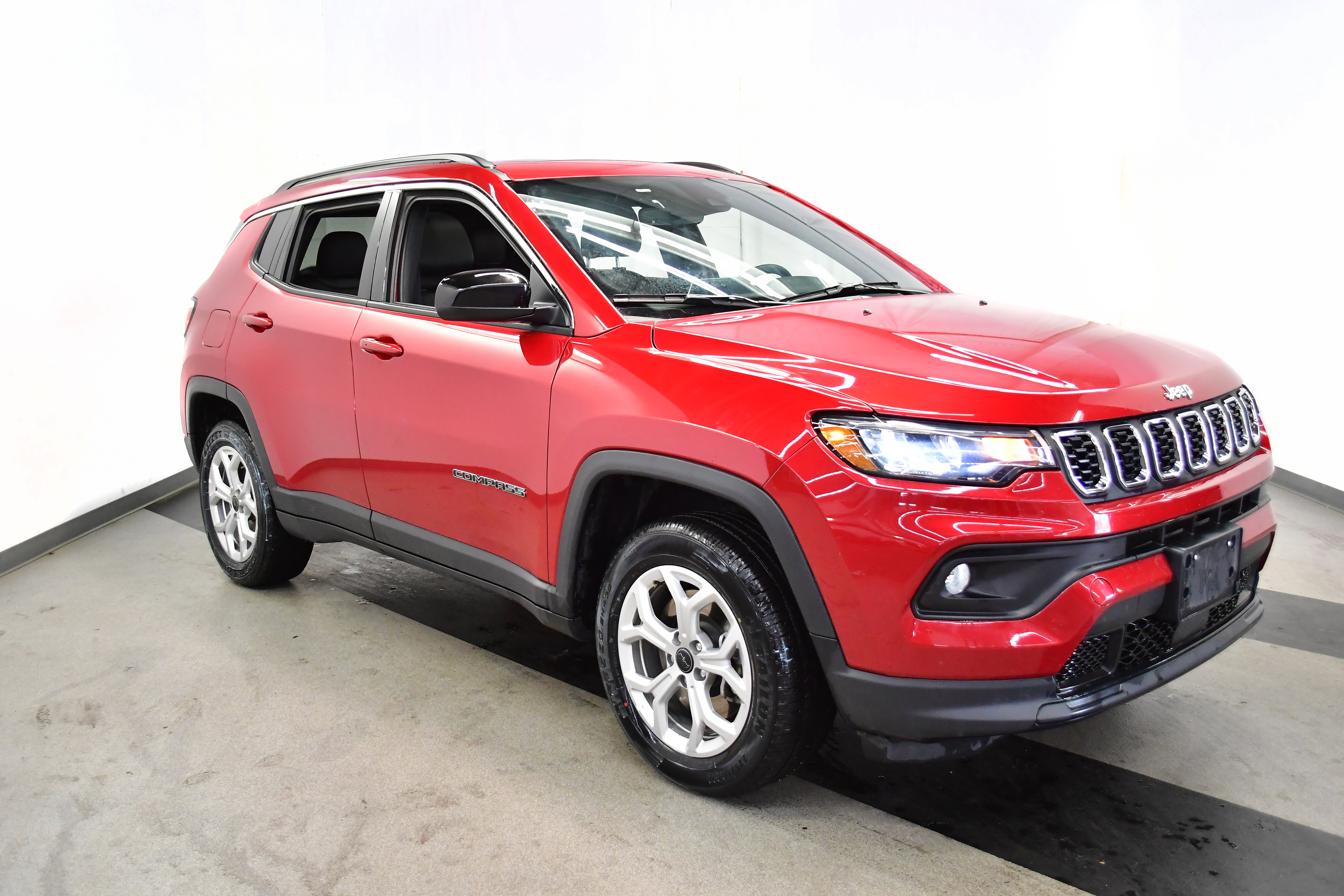 Used 2025 Jeep Compass Latitude w/ Sun & Sound Group image 2