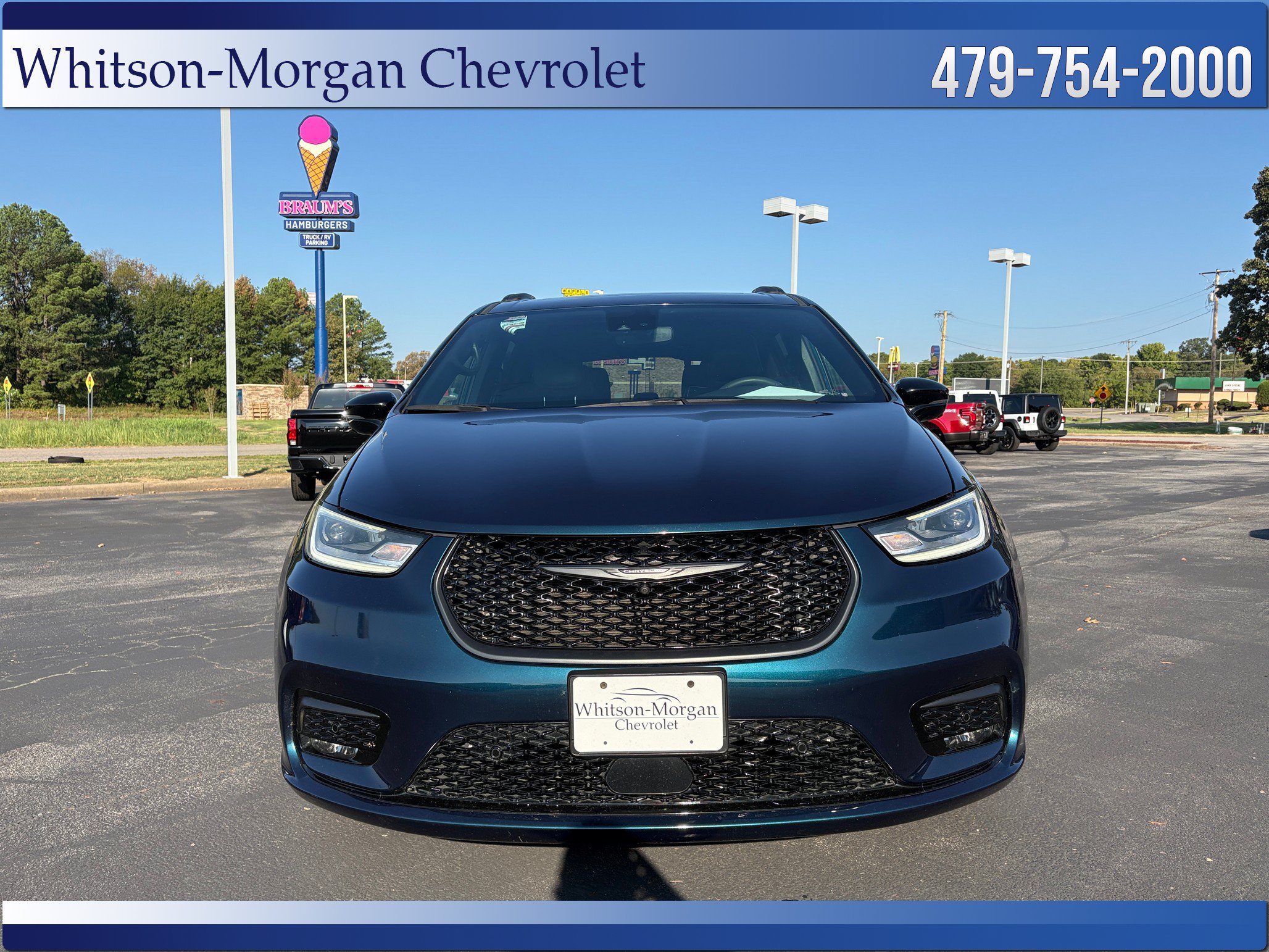 Used 2024 Chrysler Pacifica Premium FWD image 2