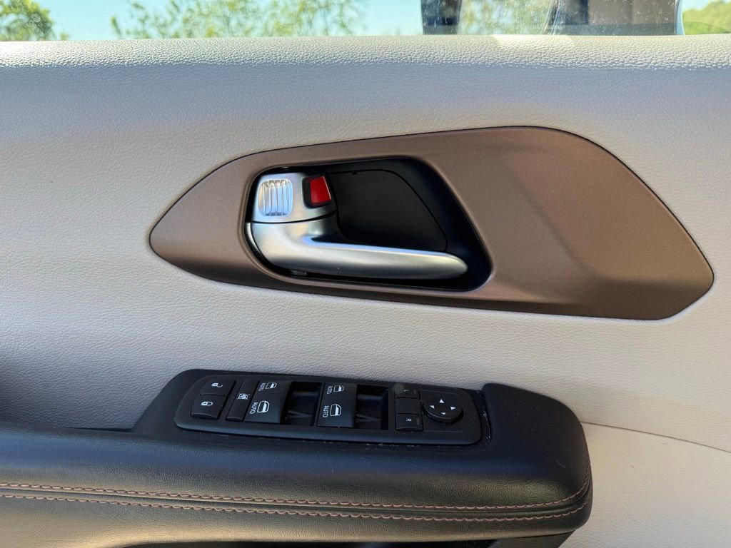 Used 2019 Chrysler Pacifica Touring-L Plus w/ Advanced Safetytec Group FWD image 25