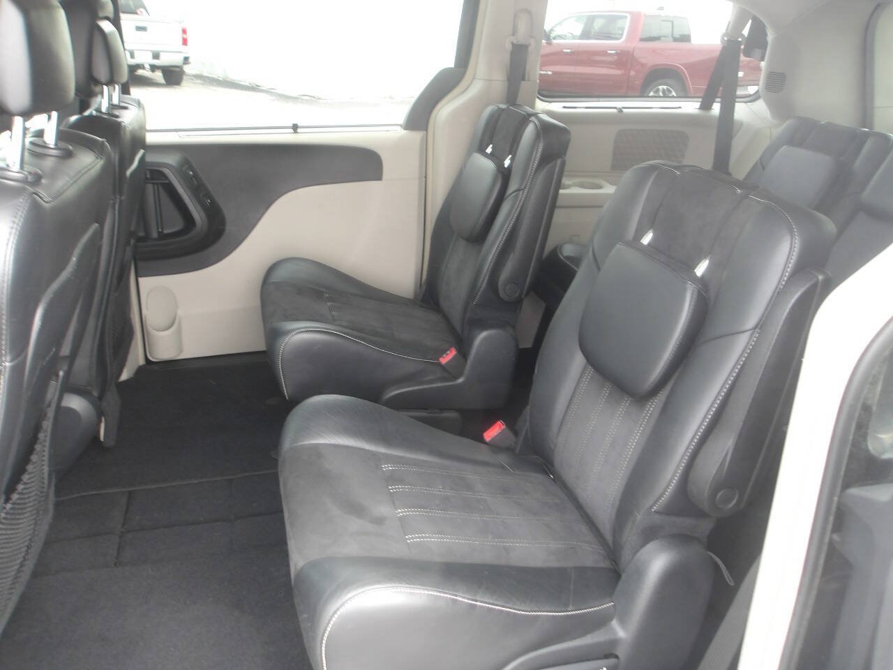 Used 2014 Chrysler Town & Country Touring-L FWD image 8