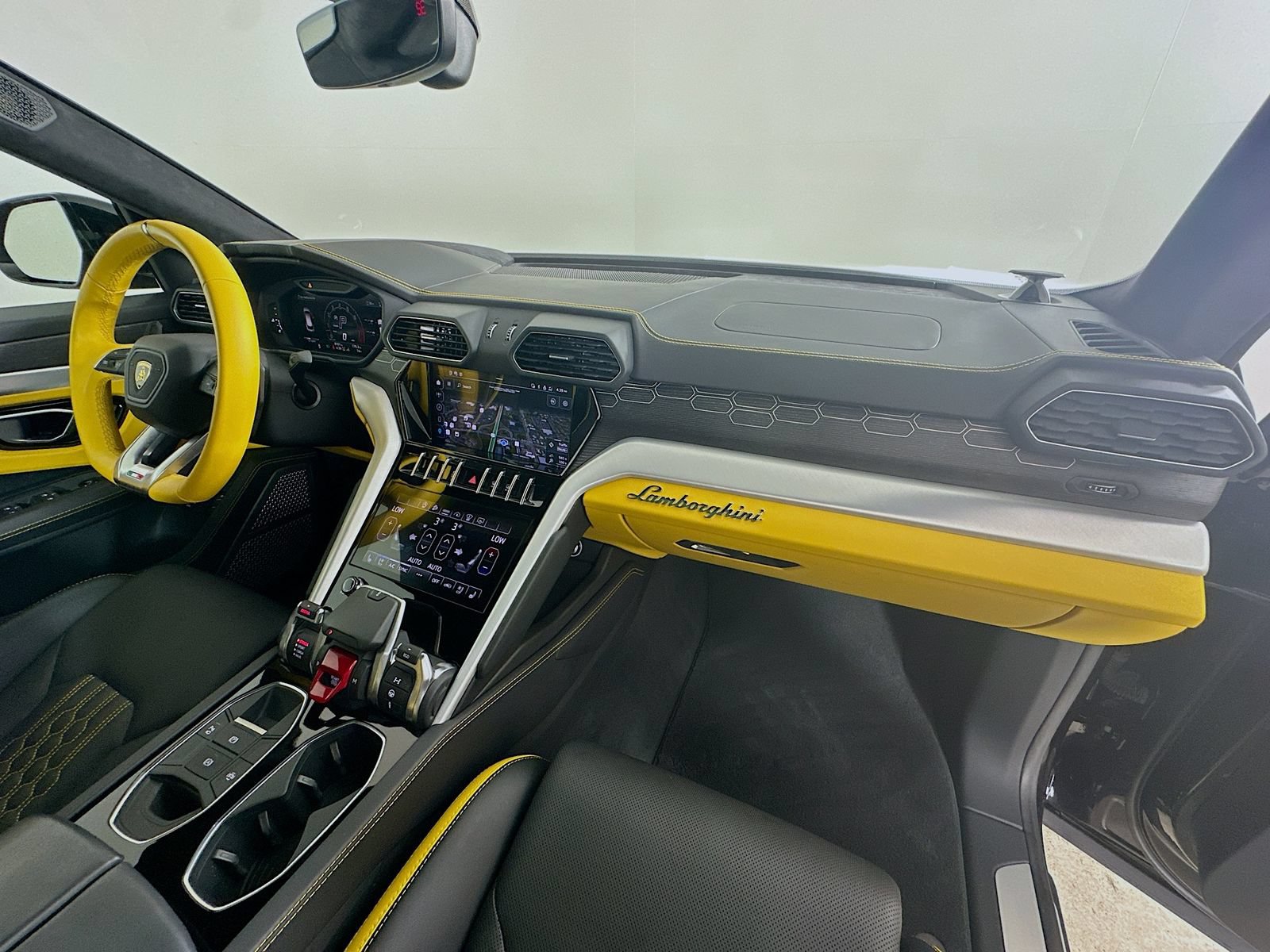 Used 2024 Lamborghini Urus S AWD/4WD image 49
