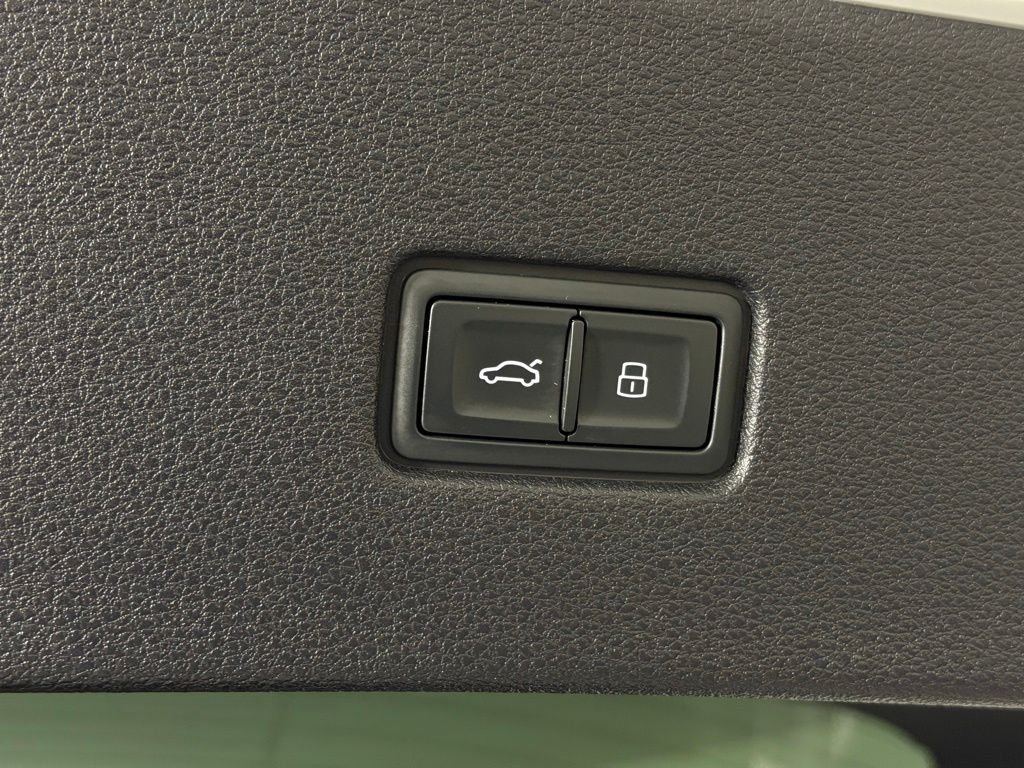 Used 2023 Audi Q8 Premium AWD/4WD image 39