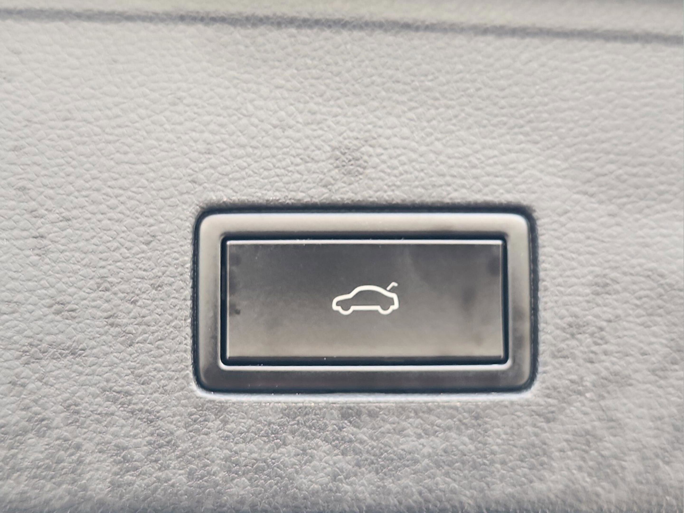 Used 2020 Volkswagen Atlas Cross Sport SE w/ Panoramic Sunroof Package image 25