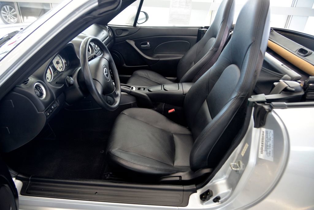 Used 2003 MAZDA MX-5 Miata RWD image 15