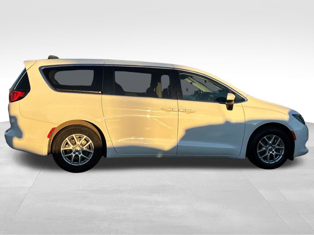 Used 2022 Chrysler Voyager LX image 9