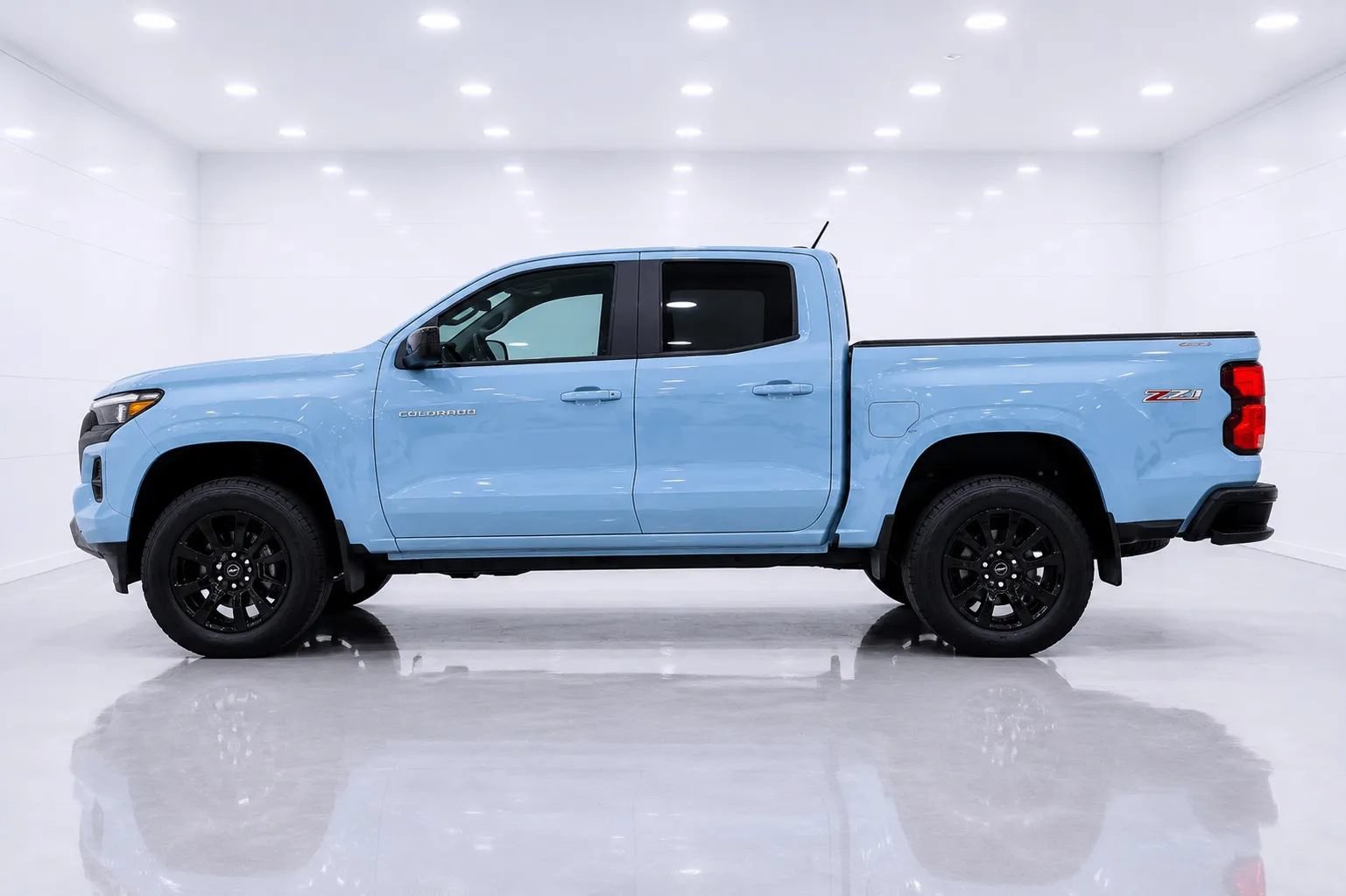 Used 2025 Chevrolet Colorado Z71 w/ Technology Package AWD/4WD image 2