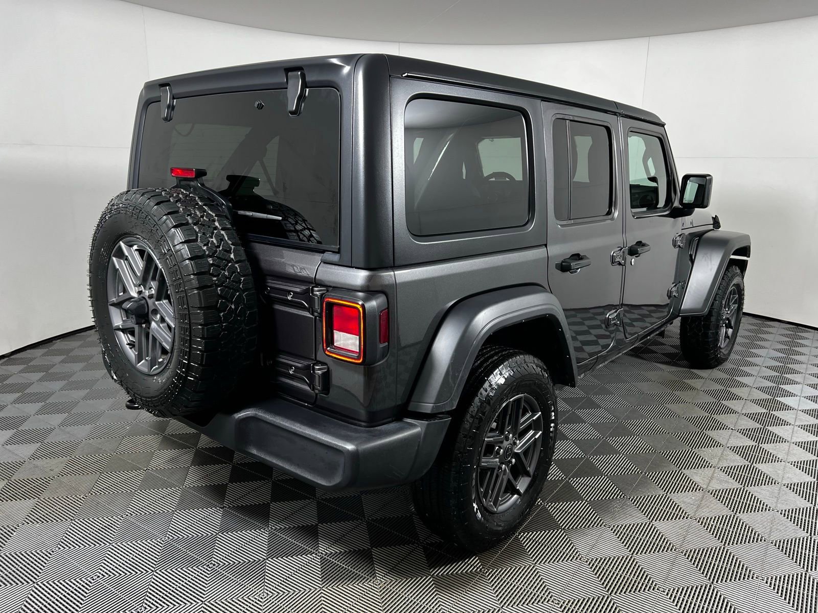 Used 2024 Jeep Wrangler Sport S image 5