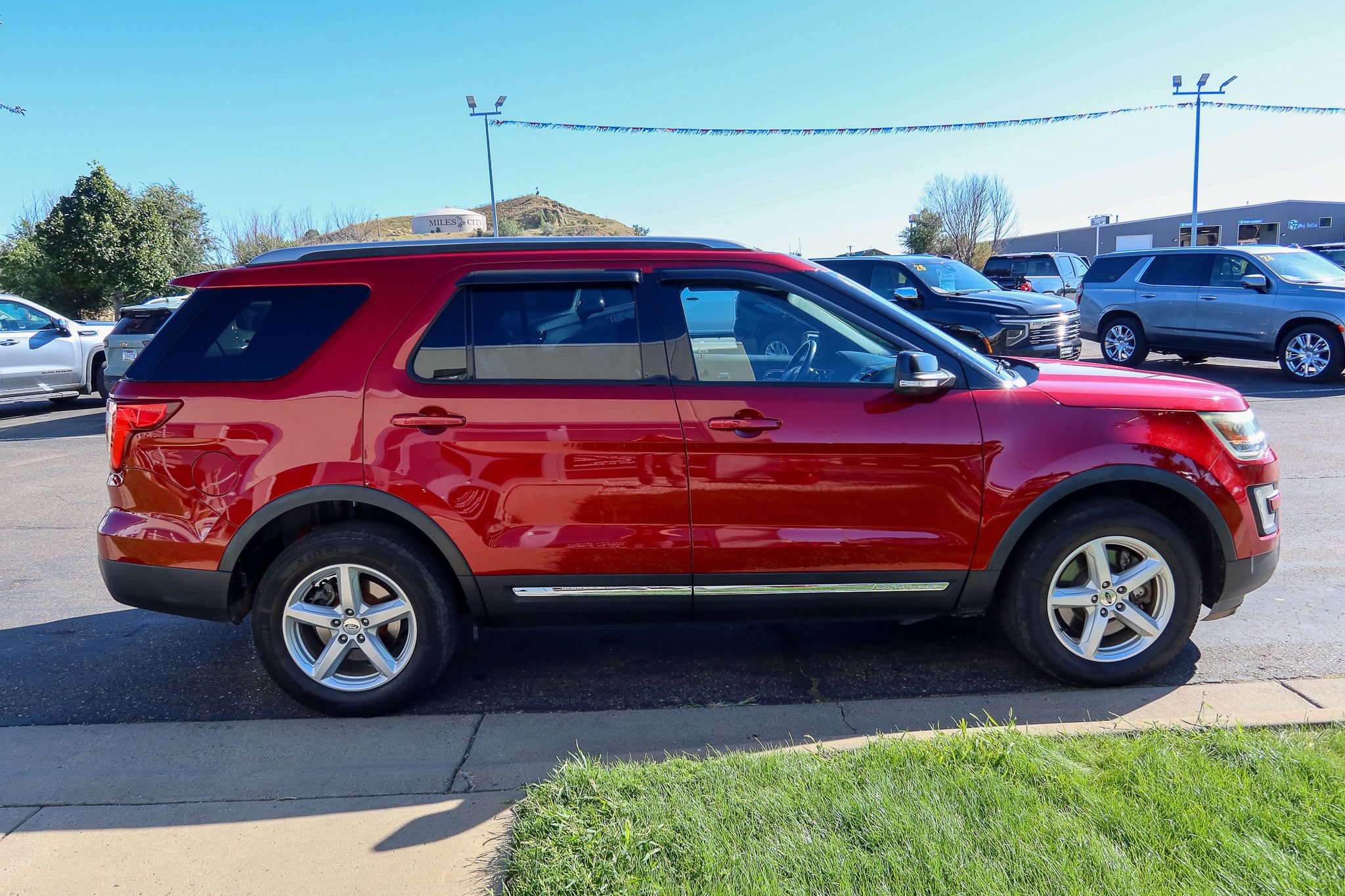 Used 2017 Ford Explorer XLT w/ Equipment Group 202A AWD/4WD image 6