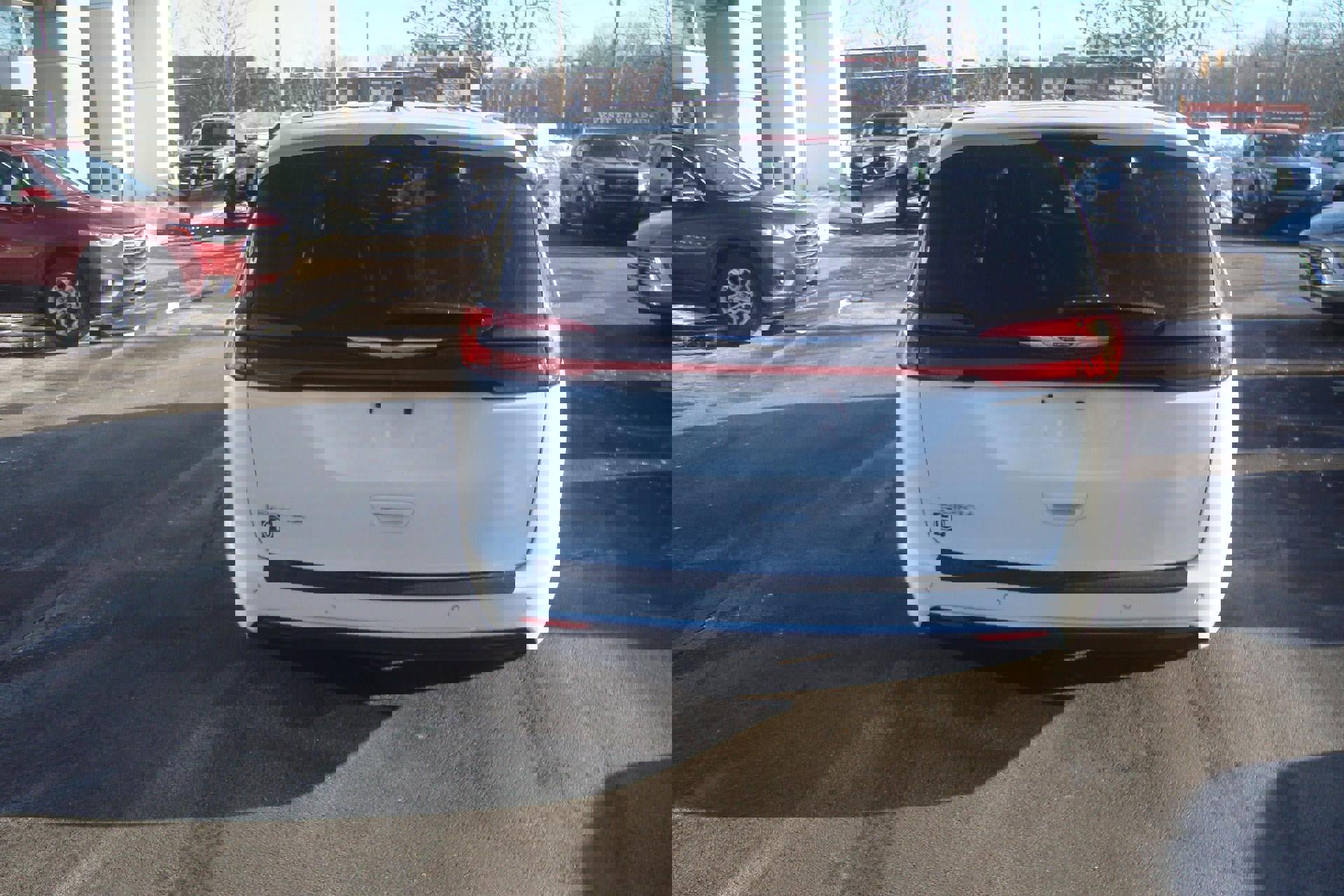 Used 2023 Chrysler Pacifica Touring-L image 5