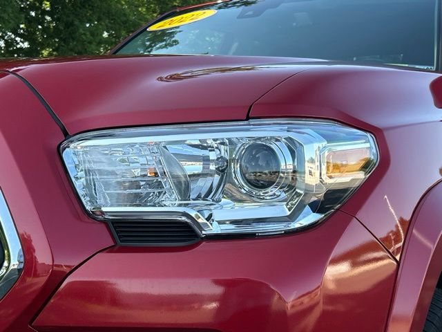 Certified 2022 Toyota Tacoma SR5 w/ Technology Package AWD/4WD image 9