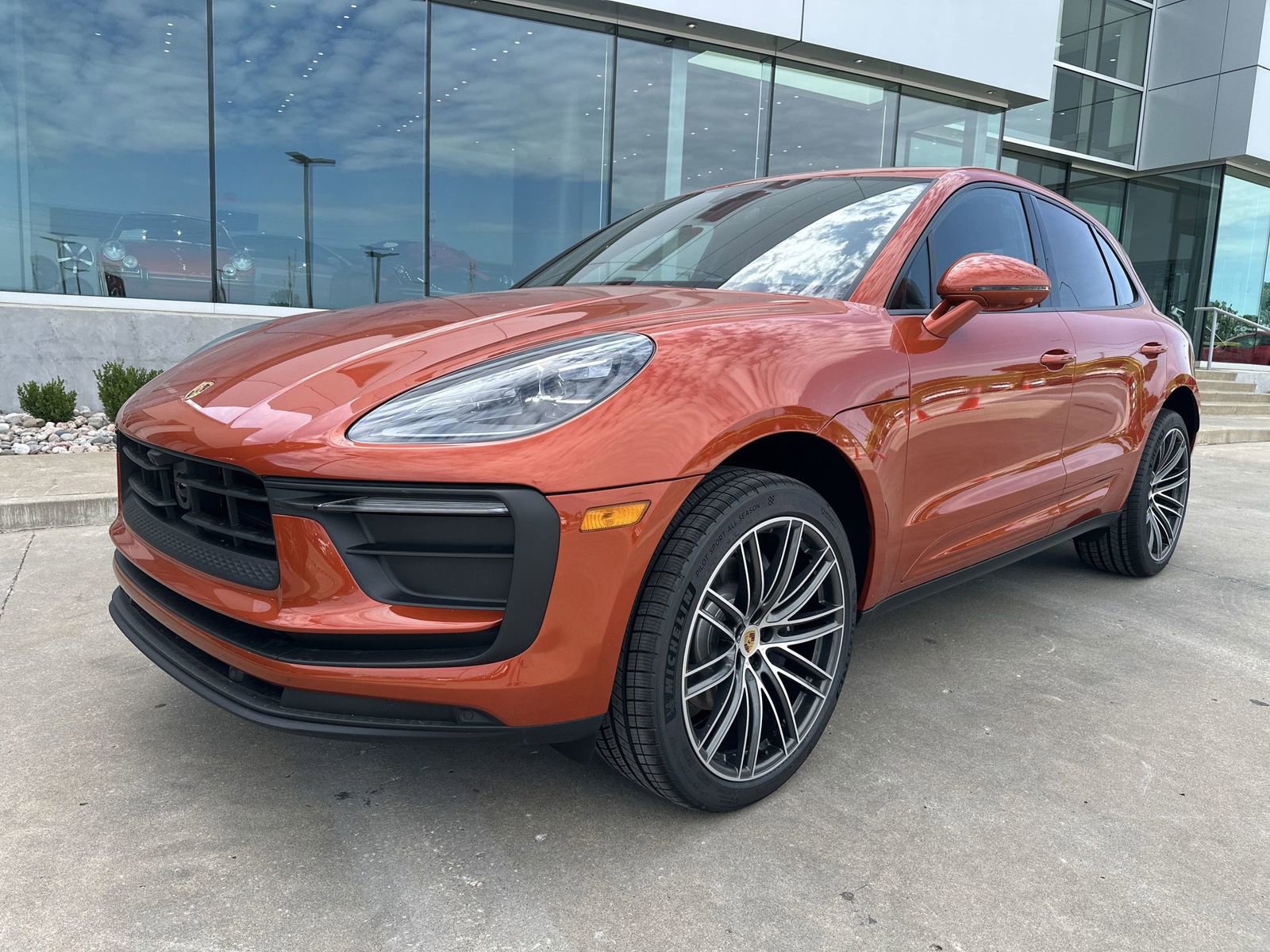 Certified 2025 Porsche Macan AWD/4WD image 1