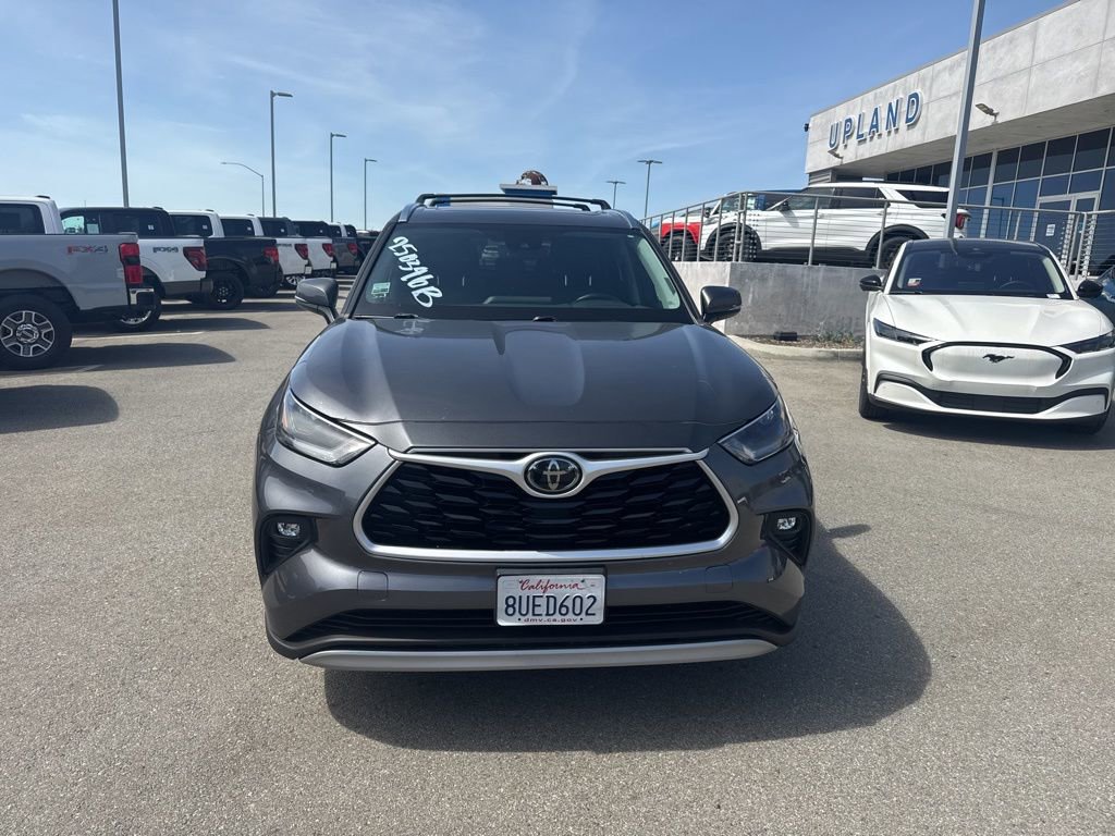 Used 2021 Toyota Highlander XLE image 2