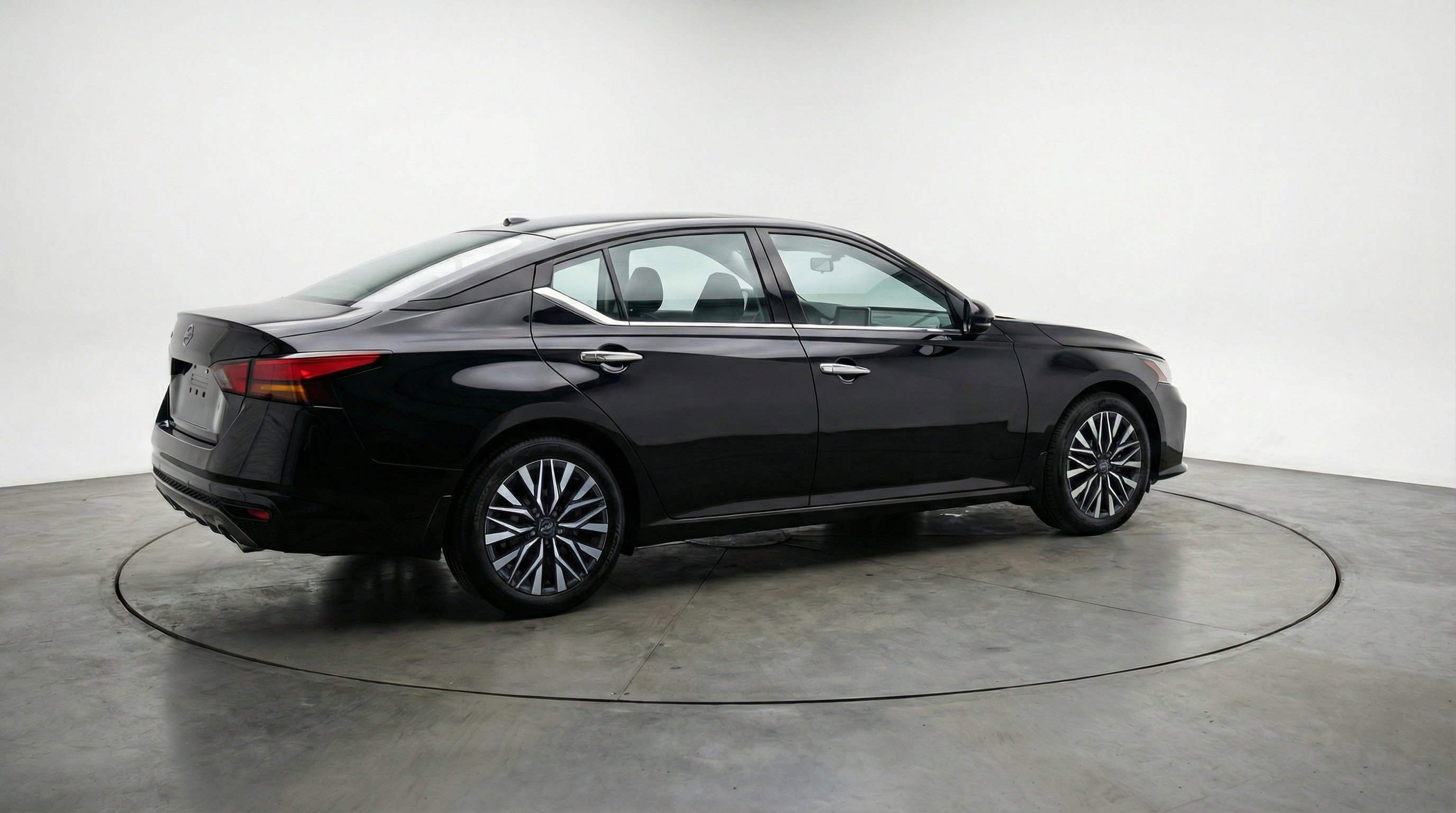 Used 2025 Nissan Altima 2.5 SV image 9