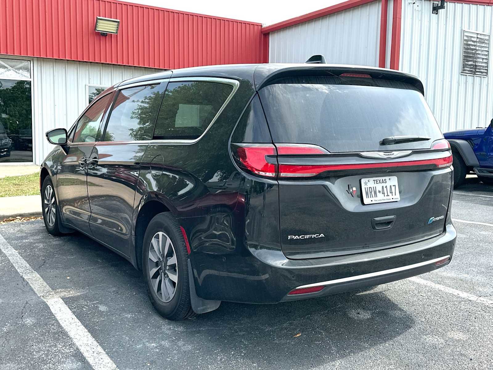 Used 2025 Chrysler Pacifica Select image 11