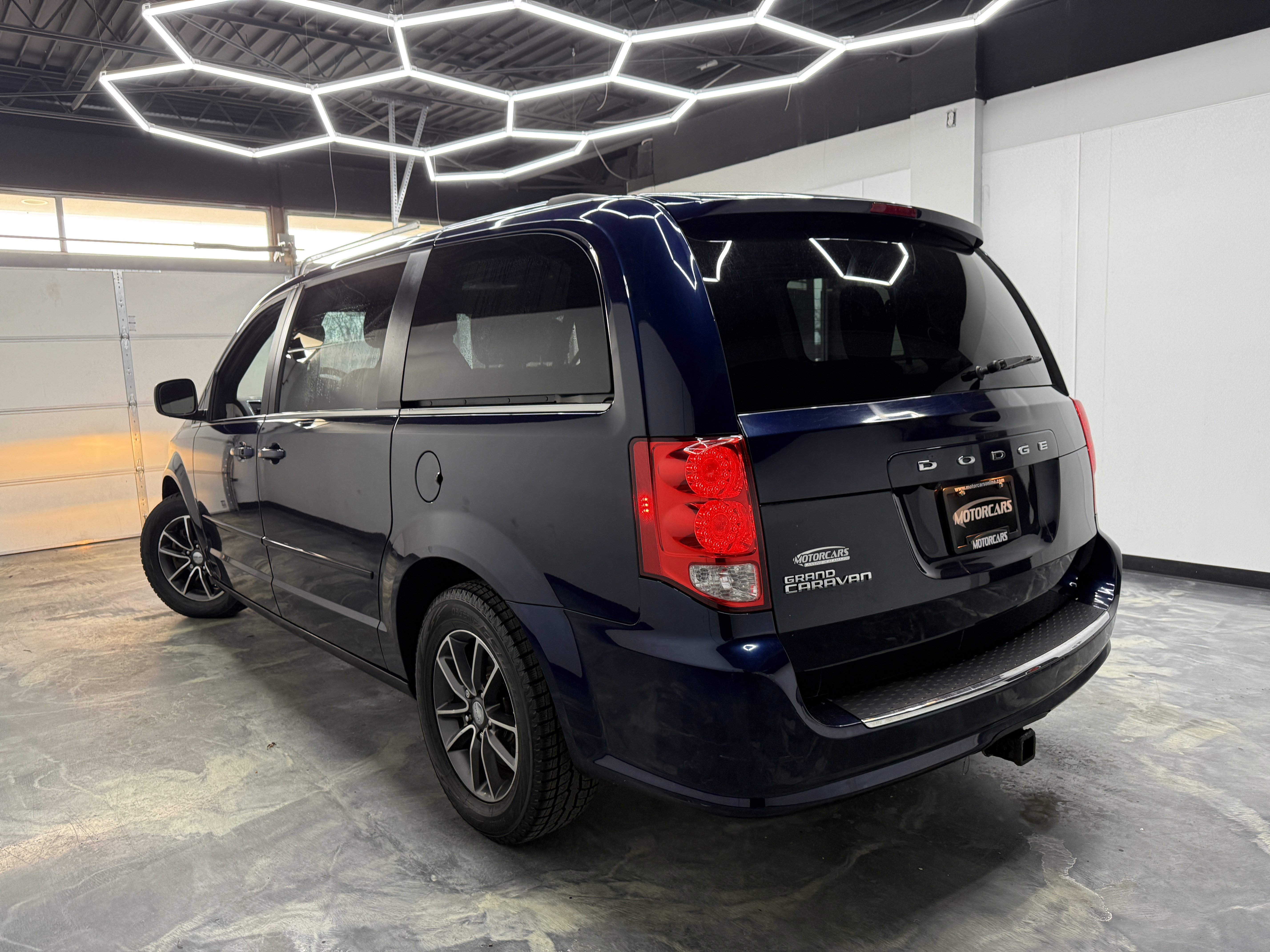 Used 2017 Dodge Grand Caravan SE image 3