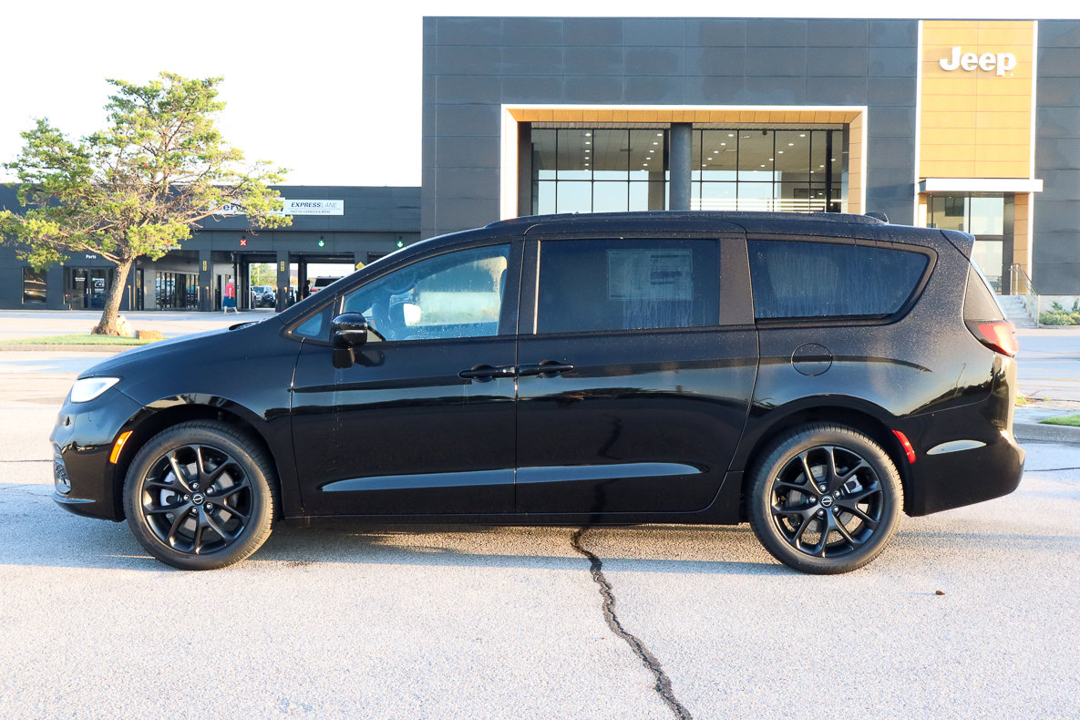 New 2026 Chrysler Pacifica Limited w/ S Appearance Package image 8