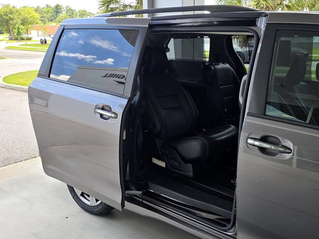 Used 2018 Toyota Sienna SE w/ SE Preferred Package FWD image 16