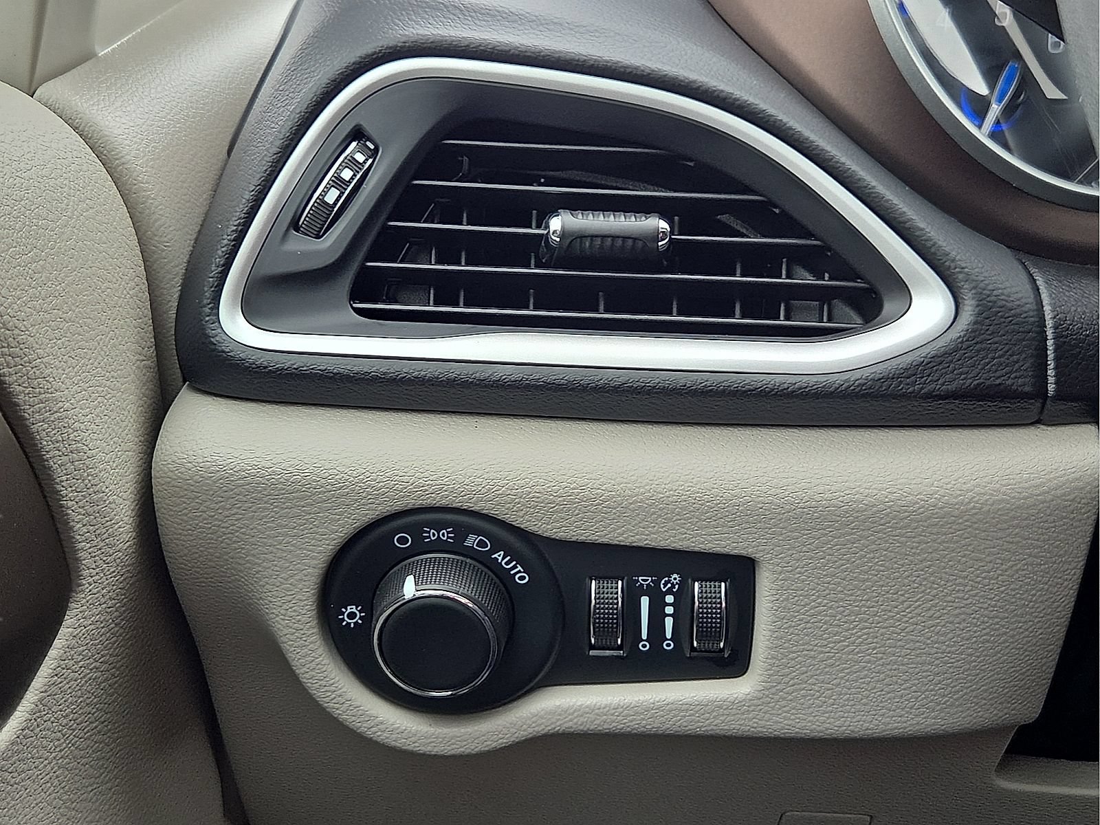 Used 2023 Chrysler Voyager LX FWD image 21