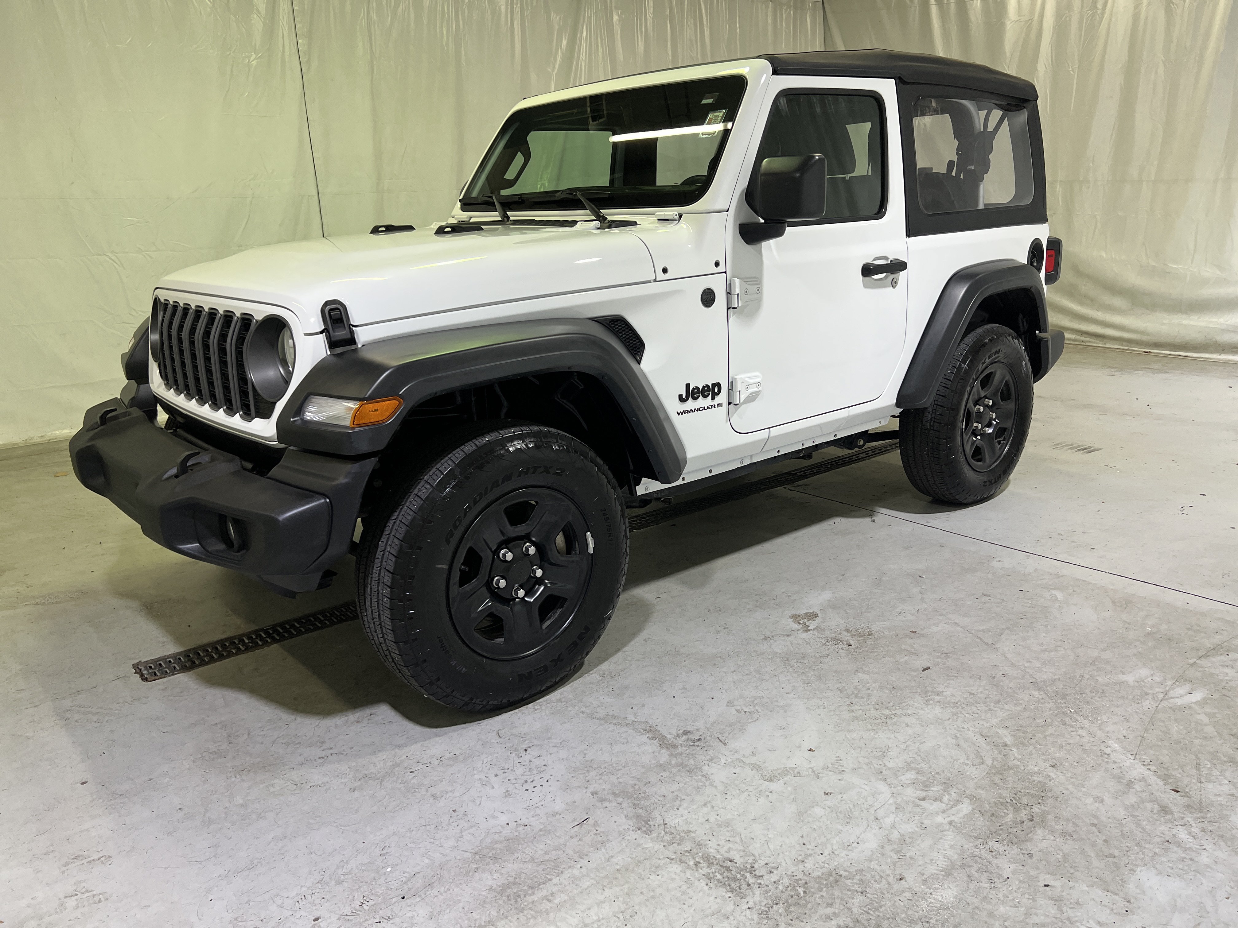 Used 2025 Jeep Wrangler Sport AWD/4WD image 6