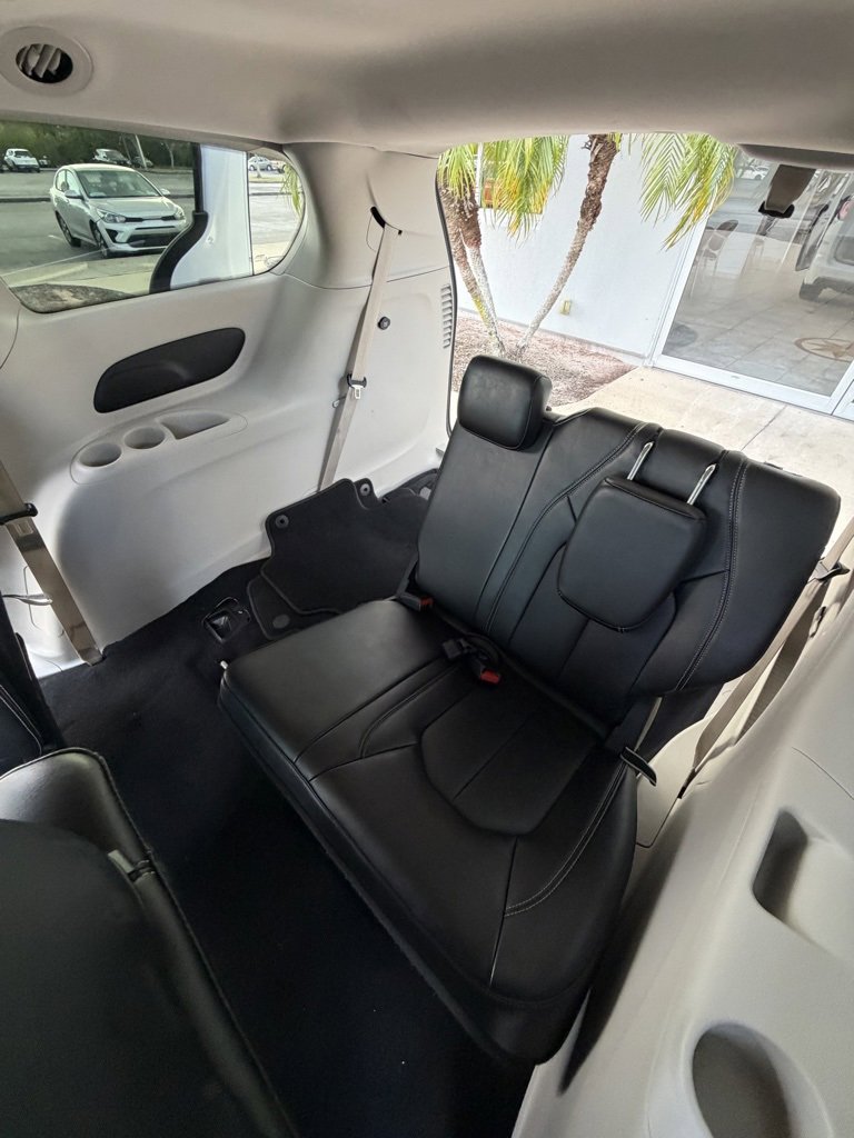 Used 2024 Chrysler Pacifica Touring-L image 26
